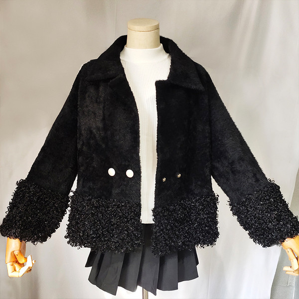 Új modell modern női kabát fehér és fekete gombokkal