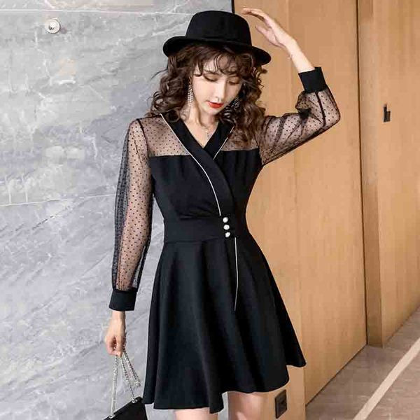 Modern női ruha tüll ujjakkal és spitz nyakkivágással