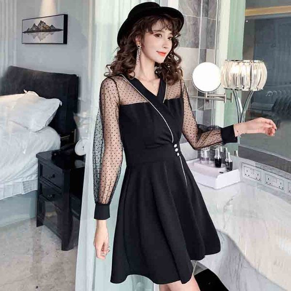 Modern női ruha tüll ujjakkal és spitz nyakkivágással