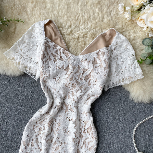 Μοντέρνο λευκό δαντελωτό φόρεμα με κοντά μανίκια