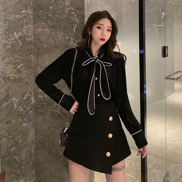 Fusta scurta asimetrica cu talie inalta si nasturi