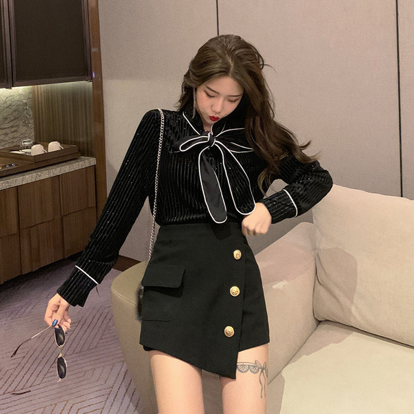 Fusta scurta asimetrica cu talie inalta si nasturi