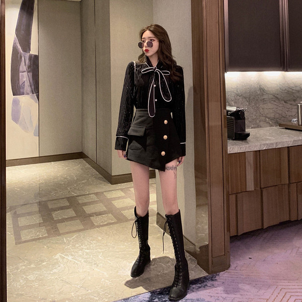 Fusta scurta asimetrica cu talie inalta si nasturi