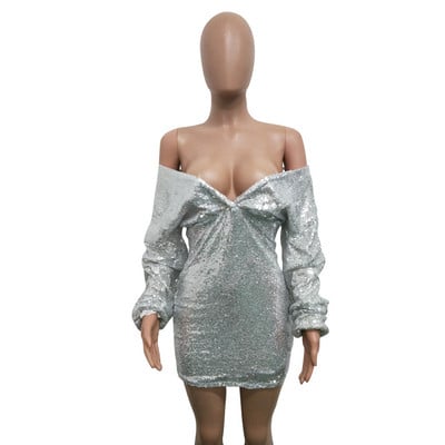 Elegáns női rövid ruha mély nyakkivágással és ezüst színű flitterekkel