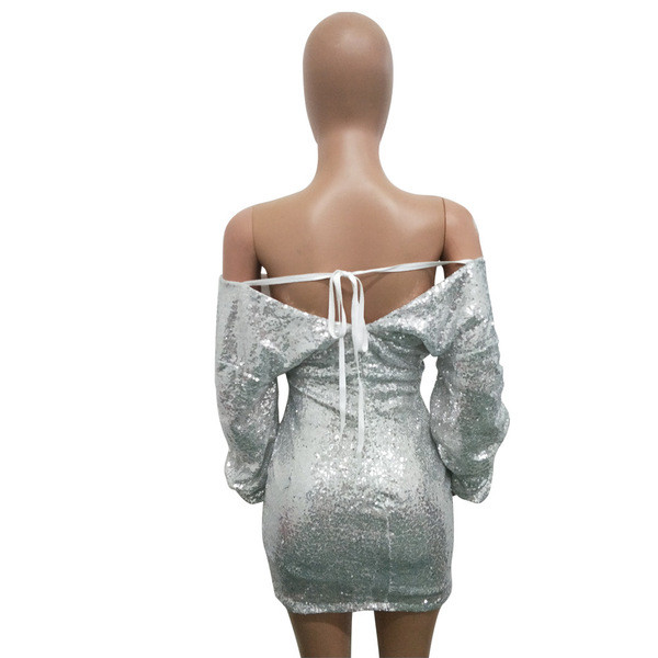 Elegáns női rövid ruha mély nyakkivágással és ezüst színű flitterekkel