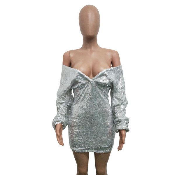 Elegáns női rövid ruha mély nyakkivágással és ezüst színű flitterekkel