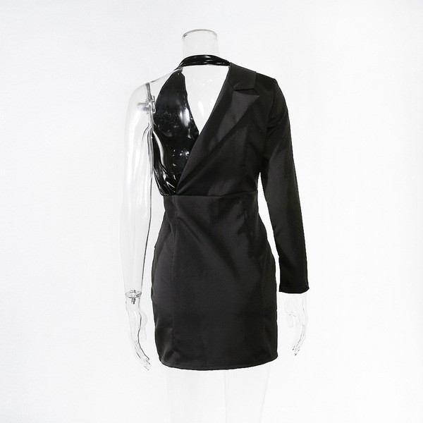 Rochie scurtă de damă modernă, cu decolteu adânc, în negru