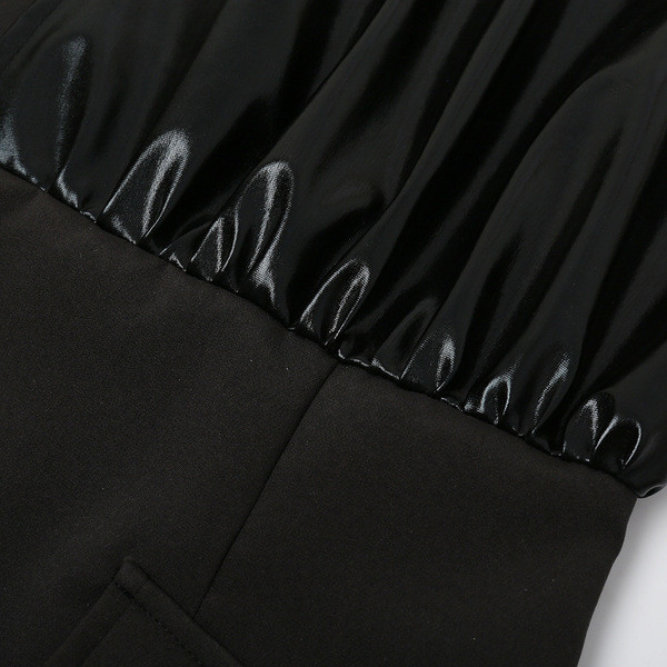 Rochie scurtă de damă modernă, cu decolteu adânc, în negru