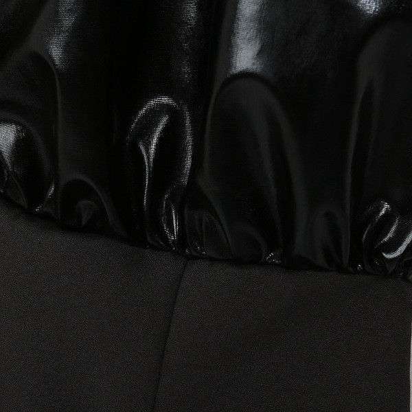 Rochie scurtă de damă modernă, cu decolteu adânc, în negru