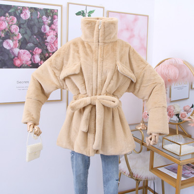 Új modell női kabát zsebekkel és övvel fehér, fekete és barna színben