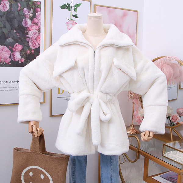 Új modell női kabát zsebekkel és övvel fehér, fekete és barna színben