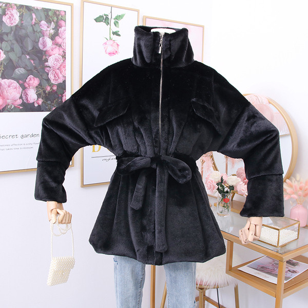 Új modell női kabát zsebekkel és övvel fehér, fekete és barna színben