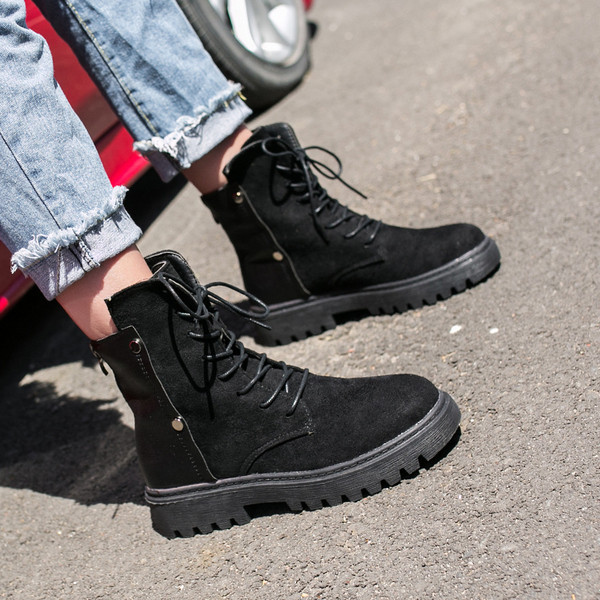 Női alkalmi csizma eko bőrből készült fűzős fekete és bézs színben