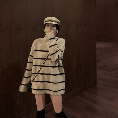 Csíkos női pulóver pólógallérral, fehér és fekete színben