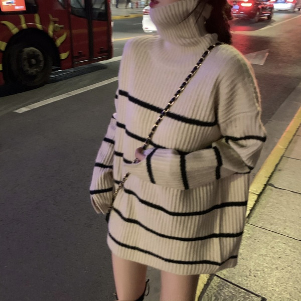 Csíkos női pulóver pólógallérral, fehér és fekete színben