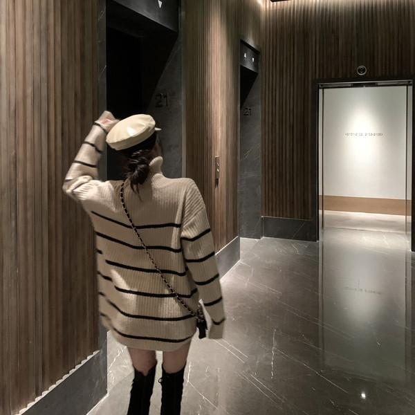 Csíkos női pulóver pólógallérral, fehér és fekete színben