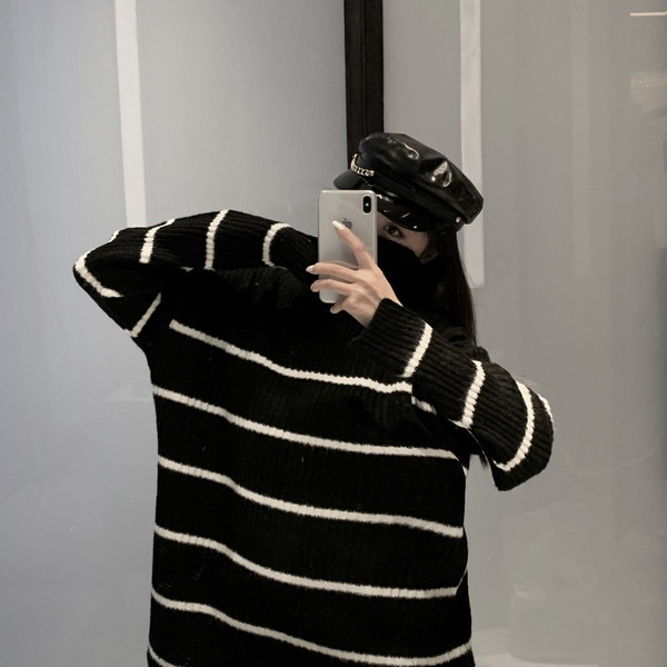 Csíkos női pulóver pólógallérral, fehér és fekete színben