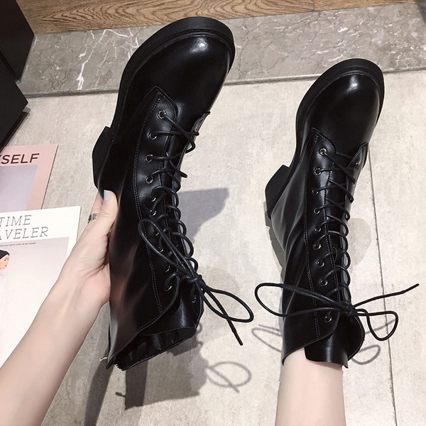 Γυναικείες έκο δερμάτινες μπότες με κορδόνια σε μαύρο χρώμα