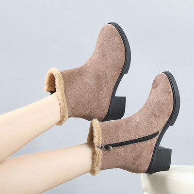 Γυναικείες μοντέρνες μπότες με ψηλά τακούνια - μυτερό μοντέλο