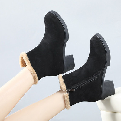 Γυναικείες μοντέρνες μπότες με ψηλά τακούνια - μυτερό μοντέλο