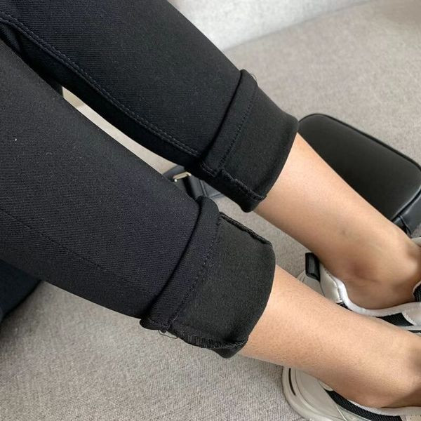 Pantaloni de dama de culoare neagra cu buzunare