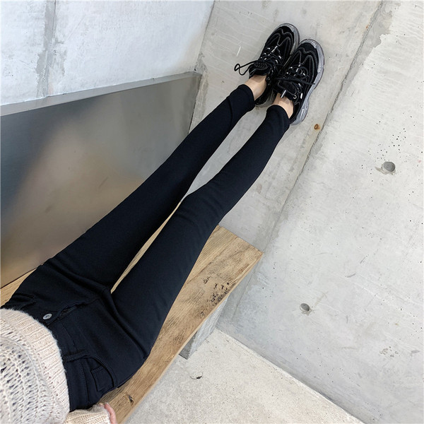 Pantaloni de dama de culoare neagra cu buzunare