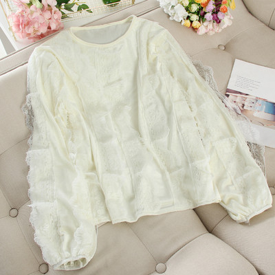 Γυναικεία μπλούζα με δαντέλα και οβάλ λαιμόκοψη έχει πολλά χρώματα