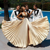 Rochie lungă de damă elegantă, cu fante și decolteu adânc, în bej