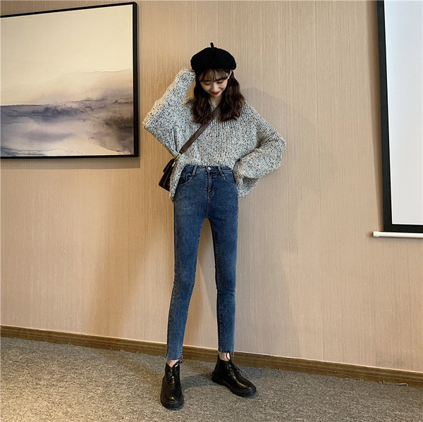 Kék, hosszú, testhezálló farmernadrág, magas derékkal