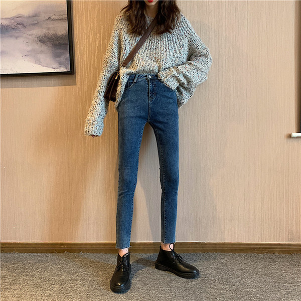 Kék, hosszú, testhezálló farmernadrág, magas derékkal