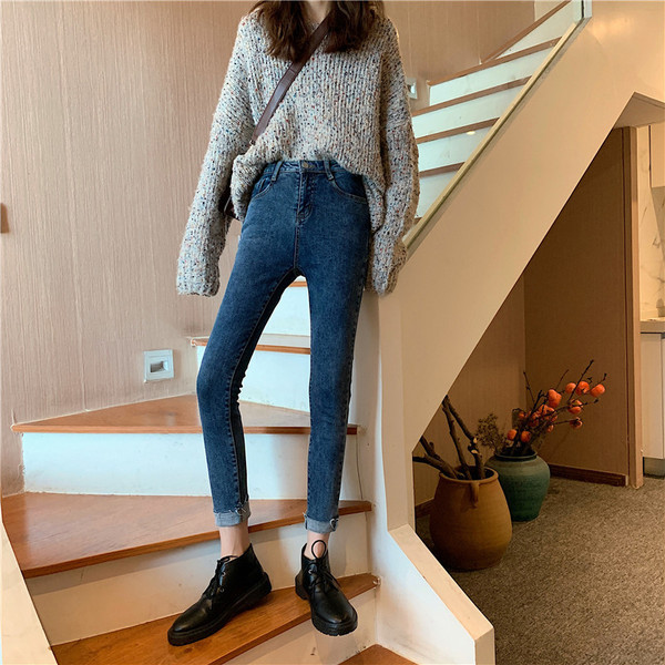 Kék, hosszú, testhezálló farmernadrág, magas derékkal