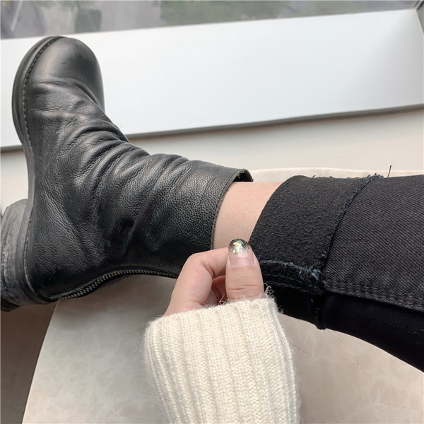 Blugi lungi de culoare neagră, cu închidere asimetrică