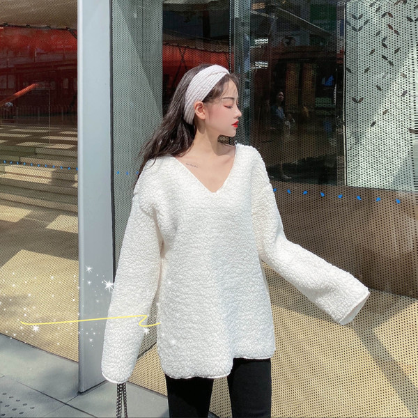 Széles bolyhos pulóver spitz nyakkivágással, két színben