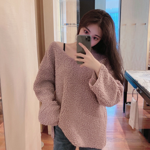 Széles bolyhos pulóver spitz nyakkivágással, két színben