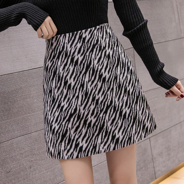 Fusta de dama actuala cu model in doua culori