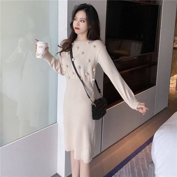 Γυναικείο φόρεμα με τρισδιάστατο στοιχείο σε λευκό και μαύρο χρώμα