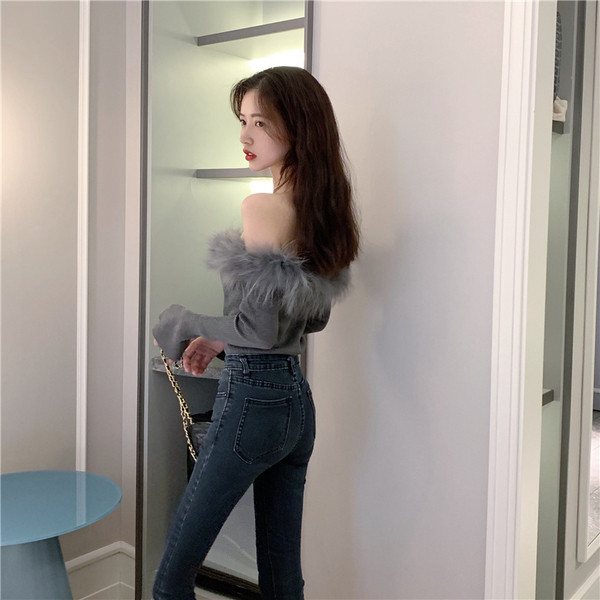 Női testhezálló blúz csupasz váll és műhajjal