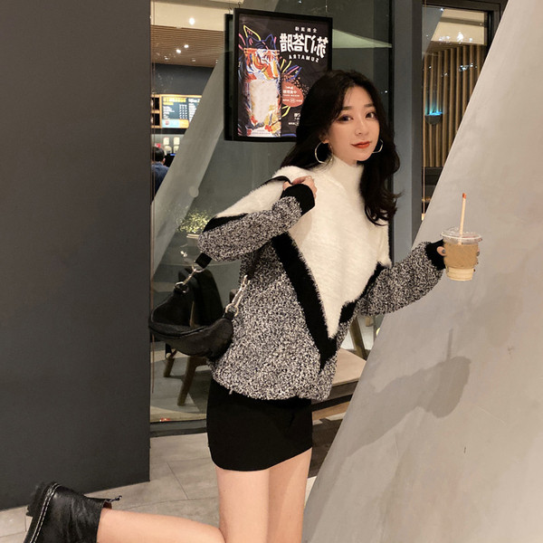 Γυναικείο πουλόβερ με υψηλό γιακά σε λευκό και γκρι χρώμα