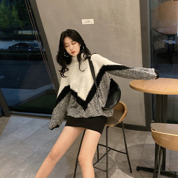 Γυναικείο πουλόβερ με υψηλό γιακά σε λευκό και γκρι χρώμα