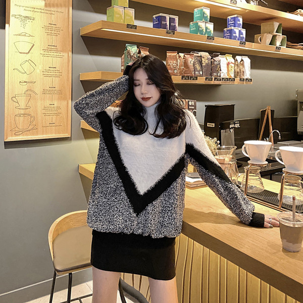 Γυναικείο πουλόβερ με υψηλό γιακά σε λευκό και γκρι χρώμα