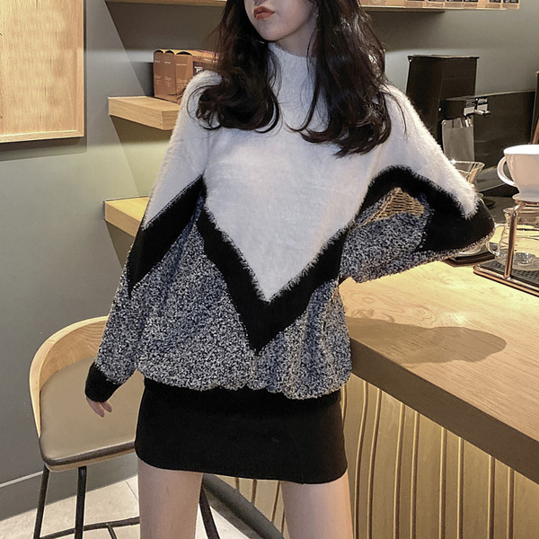 Γυναικείο πουλόβερ με υψηλό γιακά σε λευκό και γκρι χρώμα