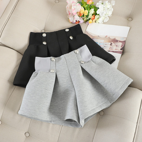 Pantaloni scurți de iarnă cu nasturi în negru și gri