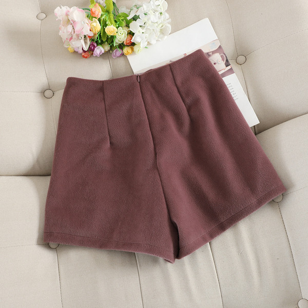 Pantaloni scurti de iarna de dama cu talie inalta si nasturi in doua culori