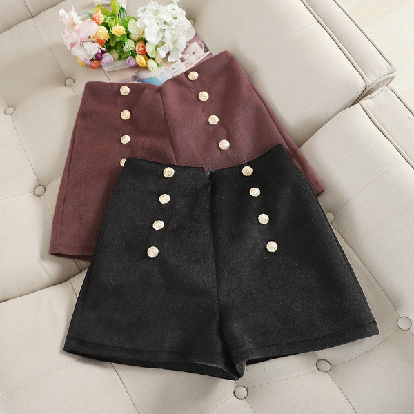 Pantaloni scurti de iarna de dama cu talie inalta si nasturi in doua culori