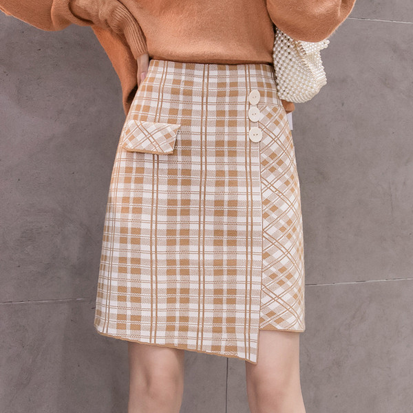 Fusta dama in carouri model nou cu nasturi de culoare bej si negru-model asimetric