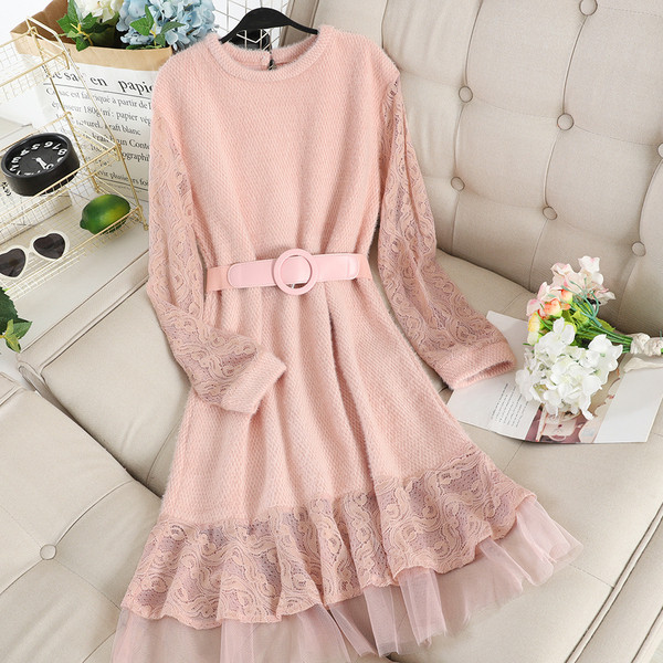 Ежедневна дамска плетена рокля в бежов и розов цвят с колан и дантела