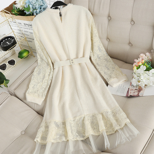 Rochie casual de dama tricotata in bej si roz cu curea si dantela