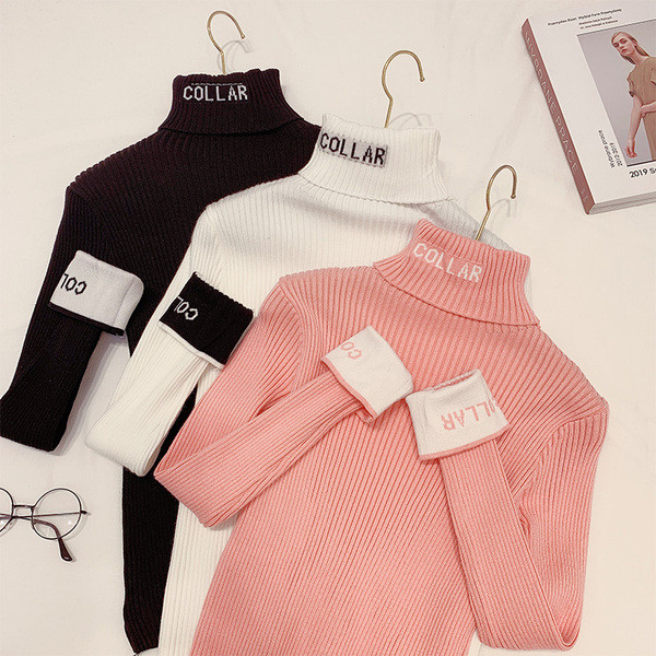 Γυναικείο πουλόβερ με ψηλό κολάρο σε λευκό, μαύρο και ροζ χρώμα