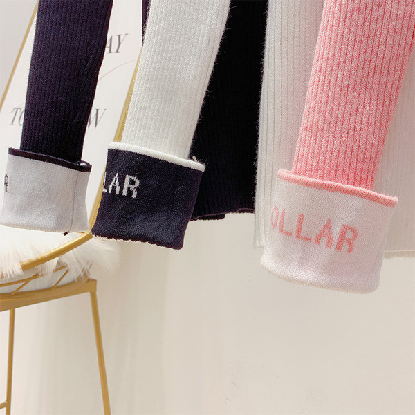 Γυναικείο πουλόβερ με ψηλό κολάρο σε λευκό, μαύρο και ροζ χρώμα