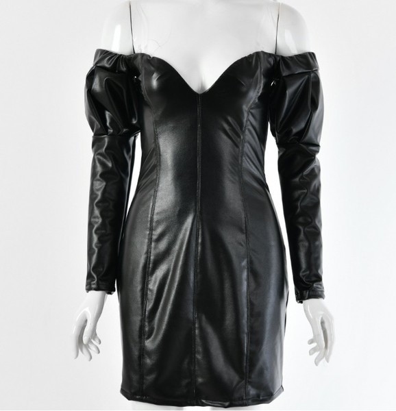 Κομψό δαντελωτό γυναικείο φόρεμα δερμάτινη με βαθύ λαιμόκοψη σε μαύρο χρώμα